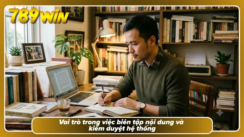 Chuyên gia Hoàng Báo biên tập nội dung tại văn phòng